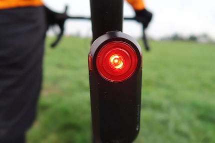 Le feu arrière Varia RTL516 avec radar intégré.