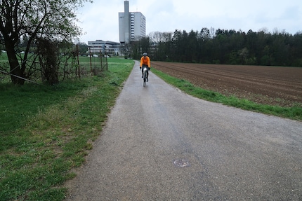 Et quand on pense qu'on ne peut pas aller plus loin, un cycliste très courte distance sort de nulle part avec une petite lumière.