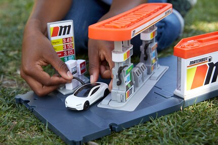 Stazione di servizio con stazione di ricarica per la Matchbox Tesla Roadster