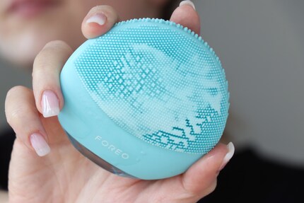 Die Vibrationen schäumen den Cleanser auf.