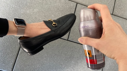 Damit du beim Imprägnieren keine giftigen Aerosole einatmest und es keine Flecken gibt, solltest du deine Schuhe im Freien einsprühen.