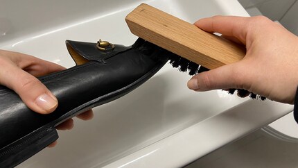 Wenn du deine Lederschuhe regelmässig ausbürstest, bleiben sie länger schön.