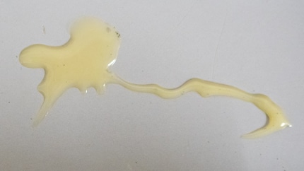 Il contrattacco: anche Pattex è piena di sostanze aggressive, ma più lattiginosa.