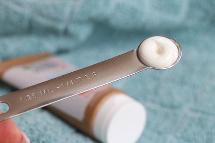 Une cuillère-mesure qui fait exactement la dose recommandée de 1,25 millilitre.