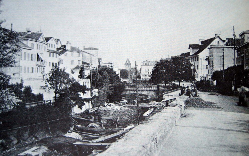 Der Fröschengraben vor seiner Zuschüttung 1864. Im Hintergrund das Sprüngli-Haus. Alle historischen Bilder: Baugeschichtliches Archiv der Stadt Zürich / Zentralbibliothek / ETH.