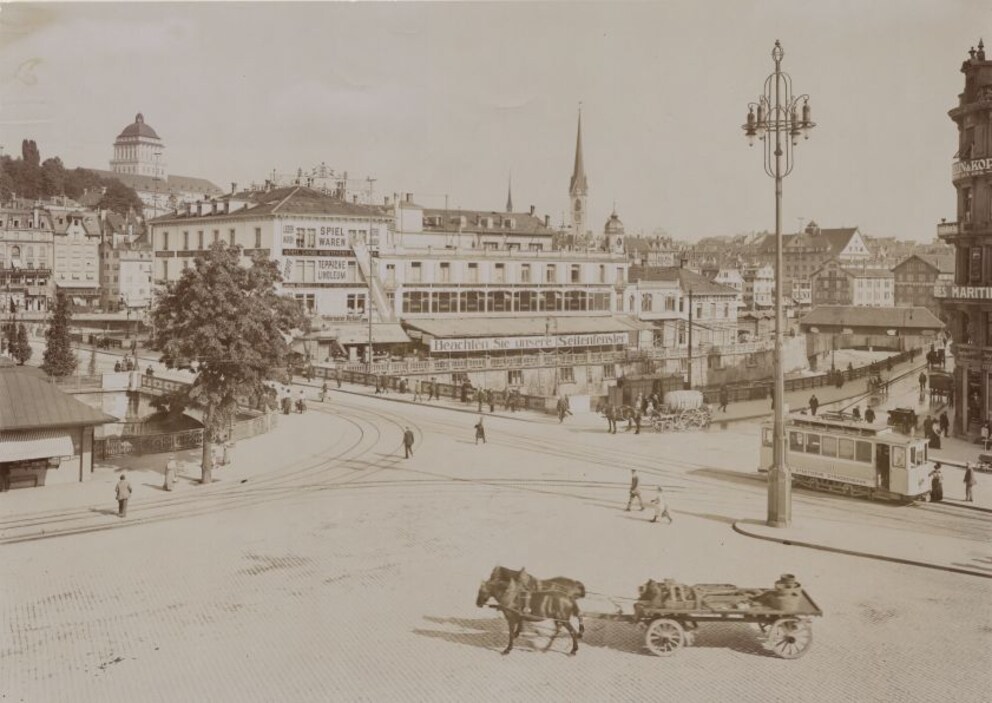 Ca. 1915. Das Brüggli ist rechts, auf der Insel steht das 1882 eröffnete und 1950 abgetragene Geschäftshaus «Bazar ohne Grenzen», aus dem später das Warenhaus Globus wurde.