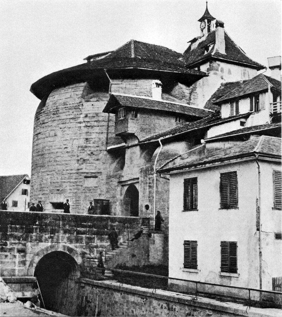 Das Rennwegtor aus dem 13. Jahrhundert und das darum herum gebaute Bollwerk aus dem 16. Jahrhundert mit der Brücke über den Fröschengraben.