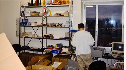 Arbeiten inmitten von Computergehäusen: das digitec-Büro anno 2001