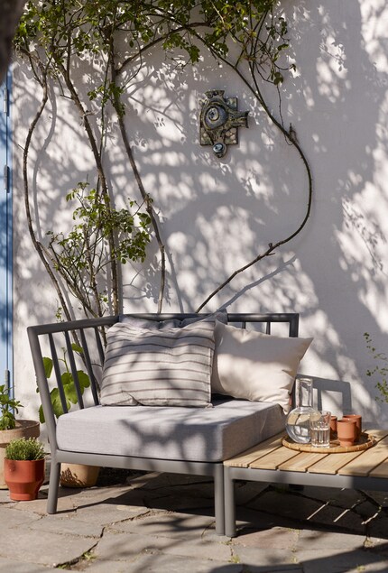 Avec un coussin, la table devient un siège rembourré. Photo : Skagerak