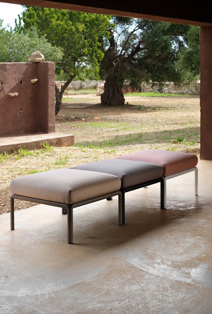 Plusieurs combinaisons possibles : placés les uns à côté des autres, les tabourets deviennent une chaise longue. Photo : Nardi