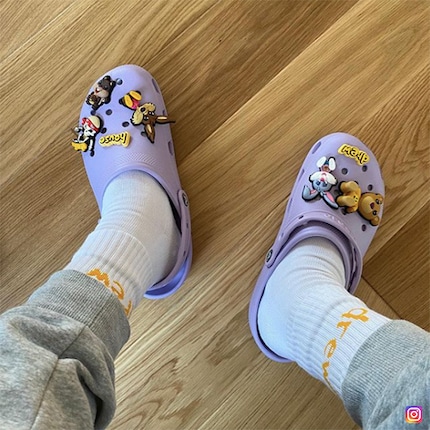 Dieses limitierte Crocs-Modell ist aus der Zusammenarbeit mit Justin Bieber entstanden. Was Victoria Beckham davon hält, erfährst du weiter unten. Bild: @charleyjrogers