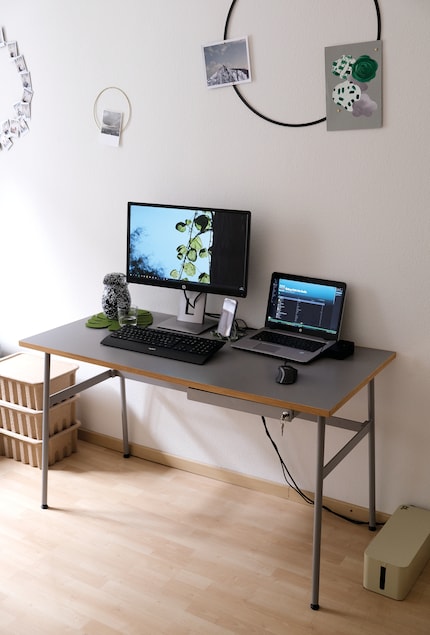 The oak wood gives the table a soft frame and an elegant look. It’s not your typical work desk.