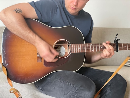 Meine Geliebte aka meine Gibson J45 inkl. Kapodaster auf dem Griffbrett