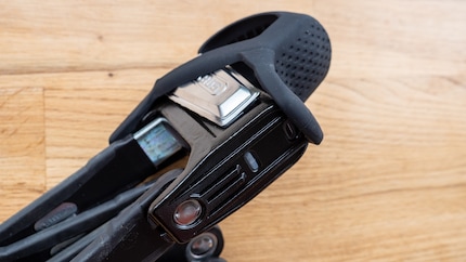 Unter der Abdeckung ist der USB-C-Eingang versteckt.