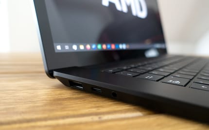 USB-A, USB-C und 3,5-mm-Klinkenanschluss.