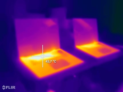 Beim Stresstest wird das Gehäuse beziehungsweise die Tastatur aussen bis 43,7 Grad Celsius warm.