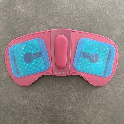 …i due cuscinetti di gel forniti. Questi devono essere sostituiti ogni tre mesi circa o quando non si attaccano più.