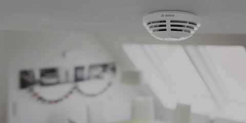 Le détecteur de fumée Bosch vous avertit en cas de dégagement de fumée dangereuse. Source : bosch-smarthome.com