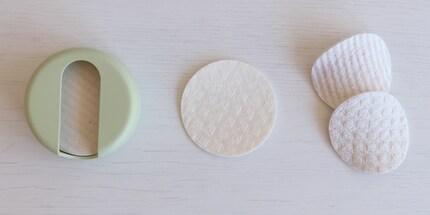 In der Mitte das unbenutzte Pad, rechts die gewaschenen.