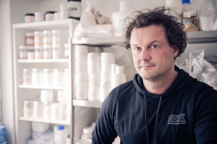 Piero Fontana in der Labor-Küche in Einsiedeln. Foto: Thomas Baumann