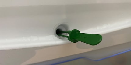 Lo scarico sul retro del frigorifero deve essere sempre libero da briciole e altra sporcizia per permettere alla condensa di defluire.