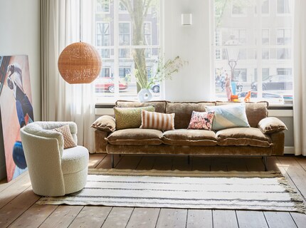 Classic and horizontal striped patterns go well together. Image: HK Living