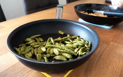 Per le patate o gli spätzli, mi piace usare una padella antiaderente. La carne mi piace scottarla nella padella smaltata.