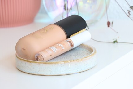 Comparing Auric’s luminizer next to Essence’s dupe.