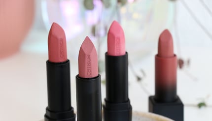 In the back on the right, very shy: Huda’s lipstick.