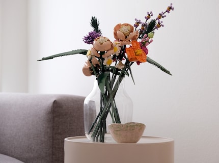 Abstauben statt Giessen: Einzeln oder in verschiedenen Arrangements halten diese Blumen ohne Wasser.