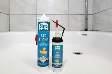 Die zu testenden Produkte vor der unbearbeiteten schimmligen Duschfuge.