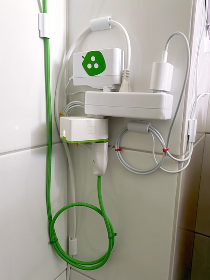 La parte che di solito non vuoi vedere – ma non è questo il culmine dell'estetica? L'interruttore verde di myStrom con un cavo della stessa simpatica azienda bernese, abbinato all'alimentatore Nanoleaf arrivato con un adesivo verde con il logo dell'azienda. Nota anche le 5 clip per la gestione dei cavi!