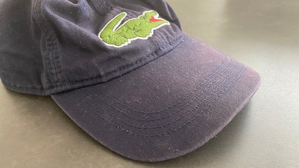 Il mio berretto pieno di polvere è piuttosto malridotto e puzza di cantina.