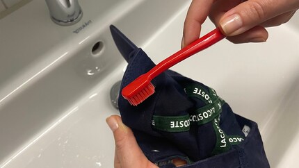 La fascia interna ha bisogno di cure extra per far sparire i segni del sudore.