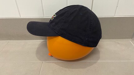 Un palloncino nel cappellino aiuta a mantenere le sue (semi)curve.