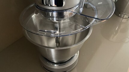 La protection antiéclaboussures ne peut être utilisée avec le petit bol, il y a un écart d'environ 5 centimètres. À ce prix-là, c'est inacceptable.