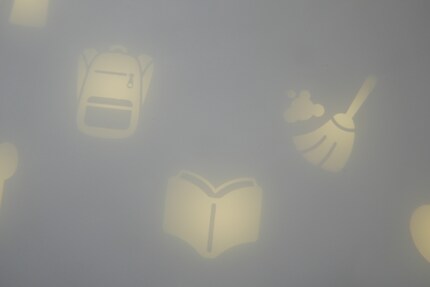 Ausser Besen nichts gewesen? Doch, Tasche packen und lesen! Die Symbole tauchen auf der Wolkenfront auf.