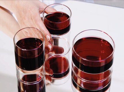 Heikle Angelegenheit: Ein Glas, so gross wie eine Müslischale. Bild: Alex Viert