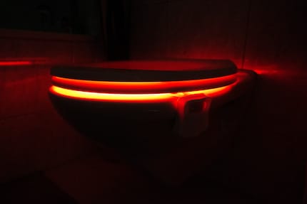 Die Sensoren funktionieren bestens. Schalte ich nun das normale Licht ein, wird die LED gefühlt synchron wieder ausgeschaltet.