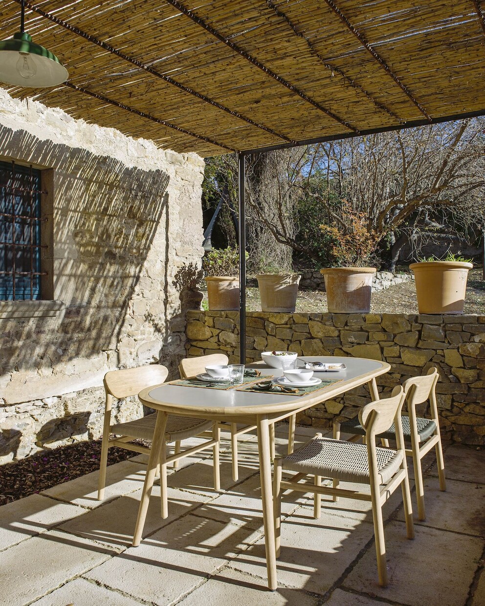 Forme ben distinte e materiali naturali con il tavolo da giardino «Nina» e le sedie da giardino «Galit». Immagine: Kave Home