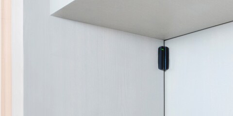 Unauffällig sowie in Schwarz und Weiss erhältlich: die Öffnungsmelder für Türen und Fenster. Bildquelle: ajax.systems