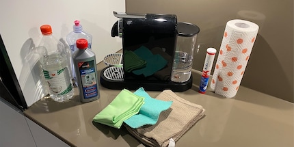Mit diesen Reinigungsutensilien sagst du deiner schmutzigen Kaffeemaschine den Kampf an.