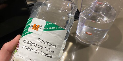 A parte l'odore più intenso, l'aceto non ha nulla da invidiare all'acido citrico come rimedio domestico contro lo sporco.