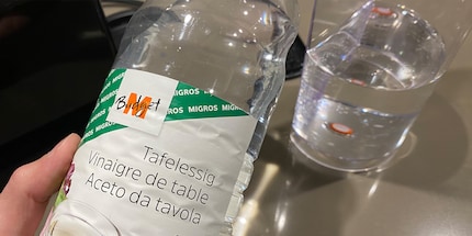 Abgesehen vom intensiveren Geruch, steht Essig der Zitronensäure als Hausmittel gegen Schmutz in nichts nach.