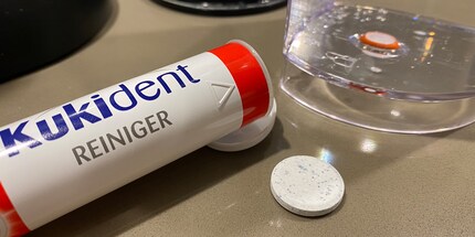 Gebissreiniger-Tabs zeigen dem Kalk die Zähne – auch in deiner Kaffeemaschine.