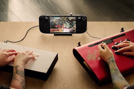 An das Steam Dock kann ein beliebiger Controller angeschlossen werden.