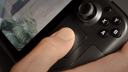 Dank den beiden Touchpads sind auch Spiele möglich, die auf eine Maus angewiesen sind.