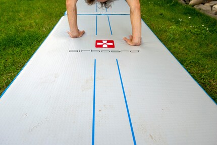 Plusieurs tapis peuvent être reliés entre eux pour former une longue piste.