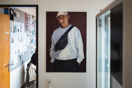 In seinem Atelier in der Stadt Zürich designt Andreas seine Accessoires und Mode. Weil er kein Schneider ist, arbeitet er ganz unkonventionell mit Photoshop.