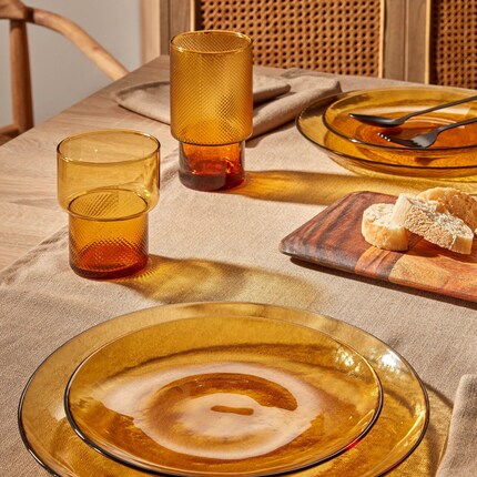 Not only the glass, but also its shadows have a colour gradient. Image: Kave Home